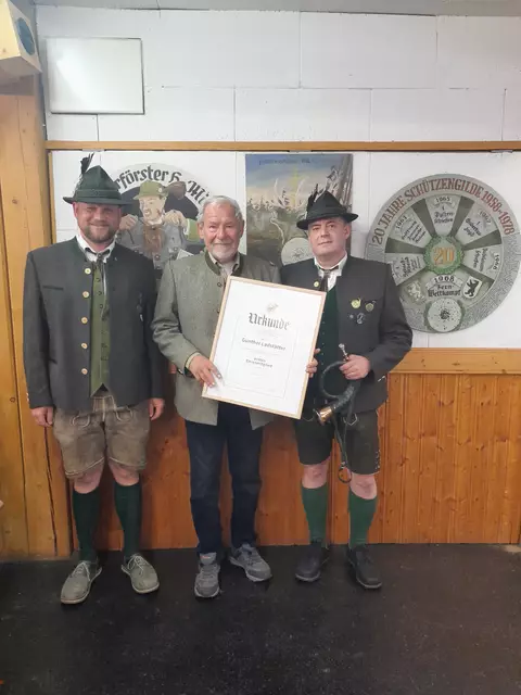 Im Rahmen der Jahreshauptversammlung fanden auch einige Ehrungen statt: Einsatzleiter Michael Fröhlich, Ehrenmitglied Günther Ladstätter und Hornmeister Andreas Schwaiger | Foto: JHV Liezen