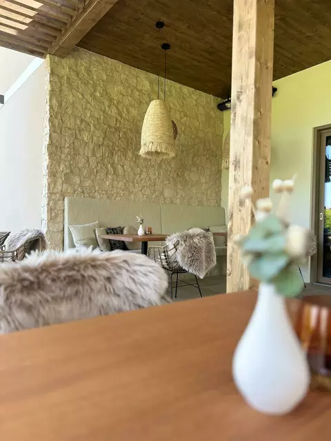 Die Steinmauer vermittelt Urlaubsflair. | Foto: Oliver kocht