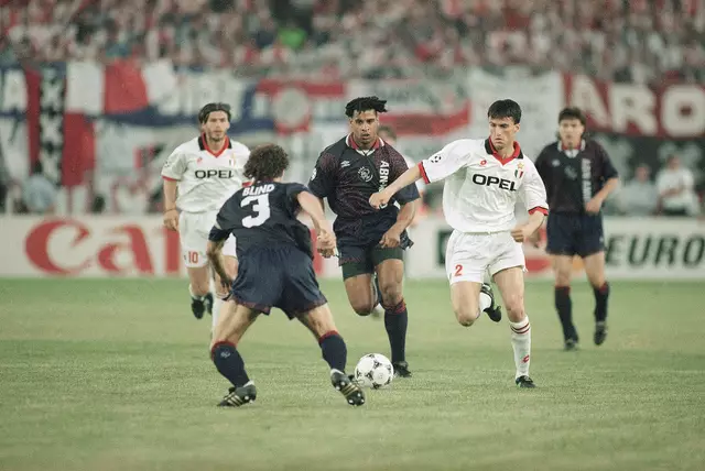 Zvonimir Boban (im Hintergrund) schaut auf das Duell des Ajax-Kapitäns Danny Blind (2. v. l.) and Frank Rijkaard (2. v. r.) gegen Christian Pannucci. | Foto:  Luca Bruno / AP / picturedesk.com