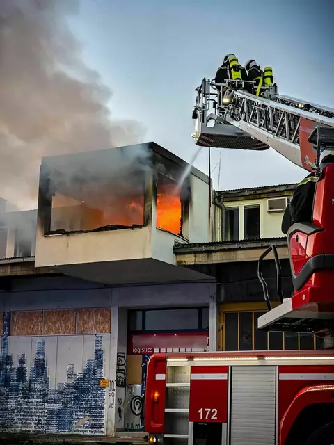 In einer aufgelassenen Lagerhalle am Nordwesbahnhof-Areal war am Montagabend ein Brand ausgebrochen. | Foto:  Stadt Wien | Feuerwehr