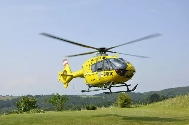 Durch einen Aufprall erlitt ein Motorradfahrer schwere Verletzungen. Er musste mit dem Hubschrauber ins Krankenhaus transportiert werden. (Symbolbld)  | Foto: ÖAMTC