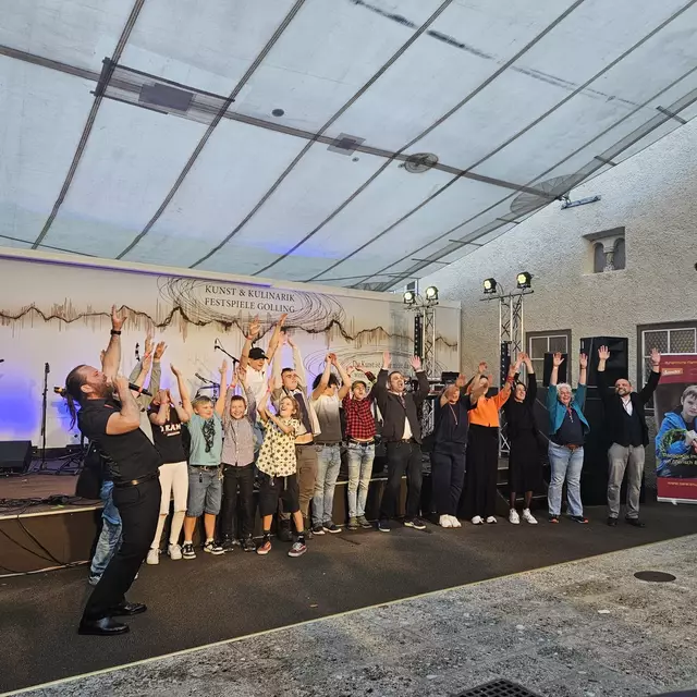 Die Schülerinnen und Schüler mit dem Team der Paracelsus-Schule Salzburg. | Foto: Paracelsus-Schule Salzburg