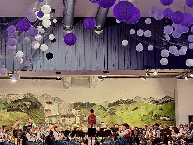 Die Musikkapelle Nauders lud auf eine musikalische Reise durch die Geschichte ein.  | Foto: Leitner