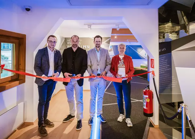 Nahmen die Eröffnung vor: Florian Kain (Vizebürgermeister Wildalpen), Christoph Rigler (Betriebsleiter in Wildalpen für die Stadt Wien – Wiener Wasser), Oliver Gulas-Wöhri (Natur- und Geopark Steirische Eisenwurzen) und Karin Gulas (Obfrau Museumsverein Wildalpen) | Foto: Nachbagauer/NUP