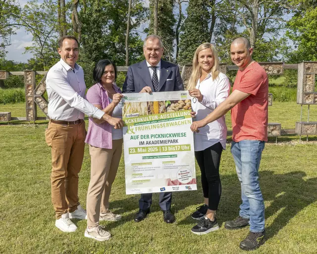 Bezirksbauernkammer Obmann Manuel Zusag (ÖVP), Bezirksbäuerin Martina Karnthaler, Stadtrat LAbg. Franz Dinhobl (ÖVP), Christina Müller (wnsks) und Florian Schlögl (wnsks). | Foto: Stadt Wiener Neustadt/Michael Weller