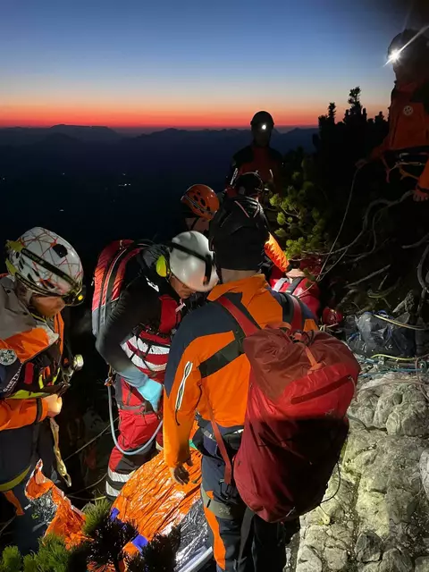 Einsatz auf dem Donnerkogel: Ein 21-jähriger Brite wollte bei der Himmelsleiter seine Freunde fotografieren und stürzte 40 Meter ab. | Foto: Bergrettung Annaberg