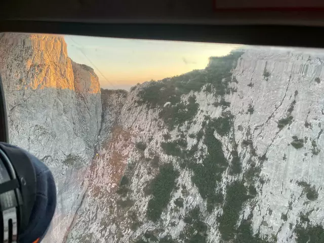Beim Versuch Fotos zu machen rutschte der 21-Jährige aus, stürzte rund 40 Meter hinab und kam auf der sogenannten „Himmelsleiter“ zum Liegen. | Foto: Bergrettung Annaberg