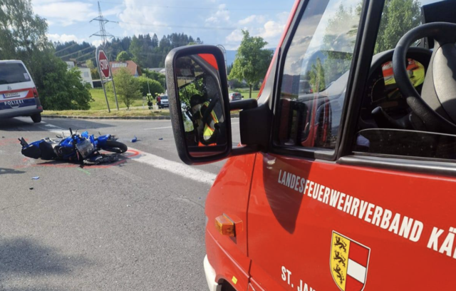 Der Motorradlenker wurde verletzt ins Krankenhaus gebracht. | Foto: Feuerwehr St.Jakob im Rosental