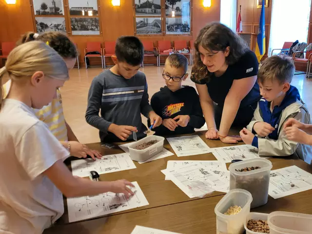Südwind-Referentin Susanne Rammel erklärt die Verarbeitung der Kakaobohne. | Foto: Stadtgemeinde Schwechat