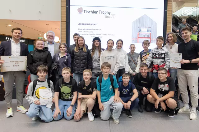 Kategorie: Design, 1. Platz „Die Orgelbibliothek“
MS Hopfgarten im Brixental, 3c
Lehrerin: Katharina Lindner
Patronanztischler: Sebastian Trummer, Tischlerei Biembacher | Foto: Christian Forcher