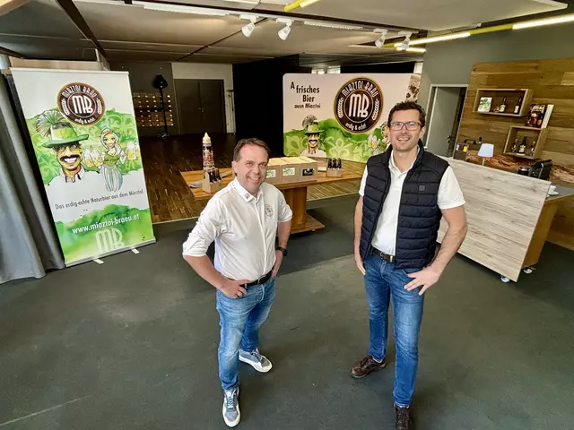 Helmut Sonnbichler und Georg Grassegger in ihrer zukünftigen "Brau-Bühne Mürztal". Die Räumlichkeiten werden derzeit adaptiert.  | Foto: Koidl