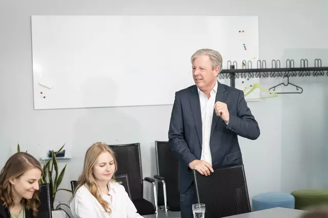 MeinBezirk Steiermark-Chefredakteur Roland Reischl freute sich, die Testpersonen sowie die Vertreterinnen der Grünen begrüßen zu dürfen.  | Foto: Christian Zemasch