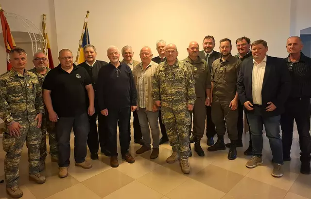 Offiziersstellvertreter Sigi Seltenhammer, Stabswachtmeister Christian Luckner, Hofrat Roland Platschka, Stadtverbandobmann Walter Ofenauer, Buchautor Vzlt. i. R. Franz Jordan, ÖKB-Kassier Erich Wallisch, HBO Vzlt. i. R. Walter Kirchsteiger, Vzlt. Dieter Dedlmahr, Bataillonskommandant Oberst Hans-Peter Hohlweg, Oberstlt. Günther Leeb, Ortsverbandsobmann Josef Kohzina, Hauptmann Richard Leeb, Gemeinderat Adi Graf, gf. Gemeinderat Horst Obermayer, Vorleser Andi Ettl. | Foto: Christine Kohzina