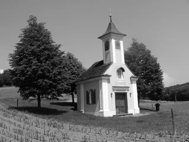 Franz Lederer hatte fünf jüdische Zwangsarbeiter versteckt. Als die SS in seinem Haus Quartier bezog, verlegte er das Versteck unter das Dach der kleinen Seifgried-Kapelle in Gschmaier. | Foto: zVg