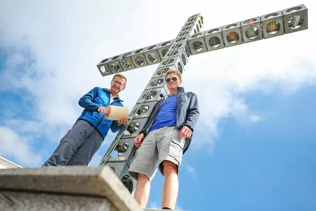 Wirtschafts- und Europa-Landesrat Markus Achleitner und Christian Wigand, Stv. Leiter der Vertretung der EU-Kommission in Österreich, beim Einsetzen des Steines aus Rumänien in die Erweiterung des Europakreuzes auf dem Alberfeldkogel auf dem Feuerkogel. | Foto: Land OÖ/Denise Stinglmayr