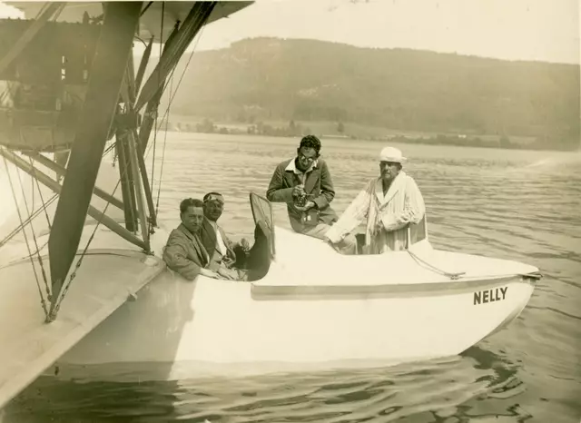 Das Wasserflugzeug „Nelly“ als Attraktion: In den 1920er- und 1930er-Jahren startete das Flugzeug vor dem Schlosshotel Velden zu Rundflügen über den Ossiacher See und Umgebung. | Foto: Archiv der Marktgemeinde Velden a. W.