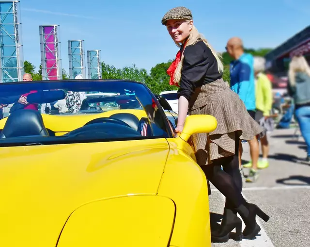 Sabina liebt schnelle Autos