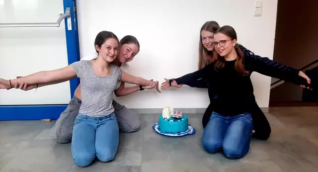 Gebacken wurde in Kleingruppen – natürlich mit ganz viel Teamarbeit, Puderzucker und guter Laune.  | Foto: MS Sonntagberg