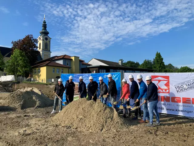 Spatenstich mit Vertretern der Marktgemeinde Scharten, des Feuerwehrkommandos, des Generalübernehmers und der Baufirma sowie ausführenden Unternehmen. | Foto: MGde Scharten