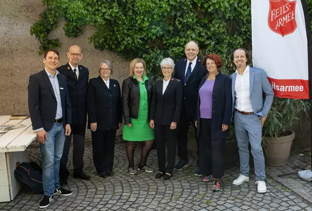 v.l.n.r. Markus Hollendohner, Leiter Wiener Wohnungslosenhilfe FSW), Henrik und Lisbeth Andersen (Territorialleitung Heilsarmee Schweiz, Österreich, Ungarn), Anita Bauer (Geschäftsführerin FSW), Heidi Imboden (Obfrau Heilsarmee Österreich), Gerhard Wyss (Geschäftsführer Heilsarmee Österreich), Ulrike Knecht (Geschäftsleitung Heilsarmee Österreich), Andreas Buschle (Einrichtungsleiter WieWoge) | Foto: Christian Sageder / Heilsarmee Österreich