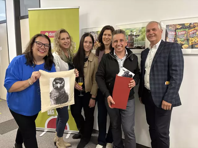 Der erste Kunde von "der pfeil", Werner Kases (r.), sowie die erste Mitarbeiterin, Simone Leonhartsberger (3. v. r.). | Foto: Marlene Trenker