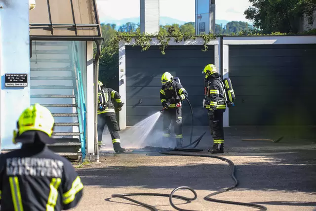 Beinahe hätten die Flammen von einem brennenden Müllcontainer auf ein Wohnhaus in Marchtrenk übergegriffen, doch die Feuerwehr konnte den Brand unter Kontrolle bringen. | Foto: laumat.at