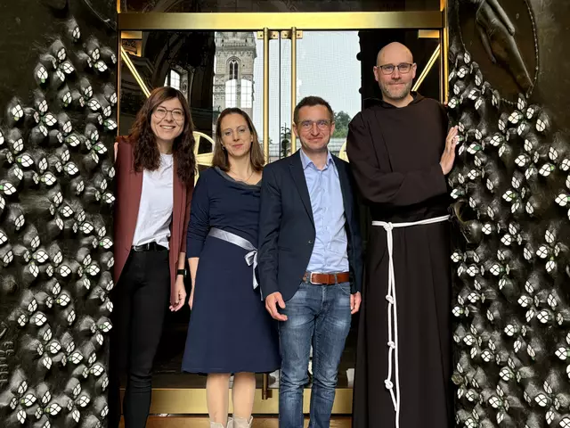 Im Organisationsteam der Langen Nacht der Kirchen: Anna Tiefenthaler, Anna Steinpatz-Tiefenbacher, Dominik Elmer und Br. Alexander Schröter.  | Foto: Lisa Gold