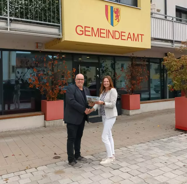 Mit einem Händedruck vor dem Gemeindeamt wurde die künftige Zusammenarbeit der Gemeinde Klein-Neusiedl mit dem Tourismusverband Carnuntum-Marchfeld besiegelt. | Foto: Gemeinde Klein-Neusiedl