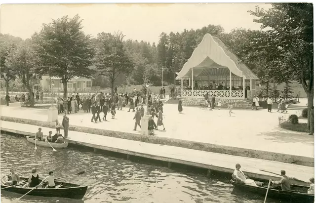 Musikpavillon vor dem Schlosshotel Velden: Errichtet in den 1920er-Jahren, über Jahrzehnte Schauplatz stimmungsvoller Sommerkonzerte. | Foto: Archiv der Marktgemeinde Velden a. W.