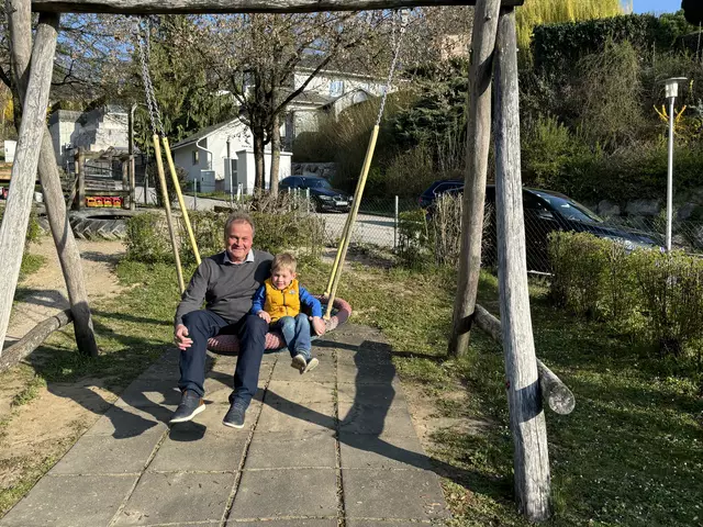Bürgermeister Johannes Kampenhuber mit seinem Enkel, der den Kindergarten besucht. | Foto: kai