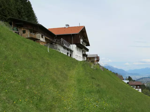 Die Aussicht aus den Fenstern der hochgelegenen Häuser von Perfall ist mit Sicherheit fantastisch | Foto:  Petra Happacher