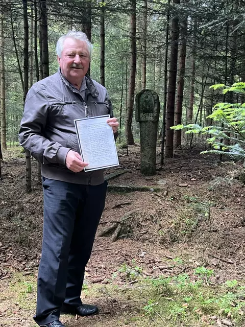 Johann Klaffenböck mit einer Urkundenkopie vor dem Marterl, bei dem Richard Greiner erschossen wurde. | Foto: Zahlberger