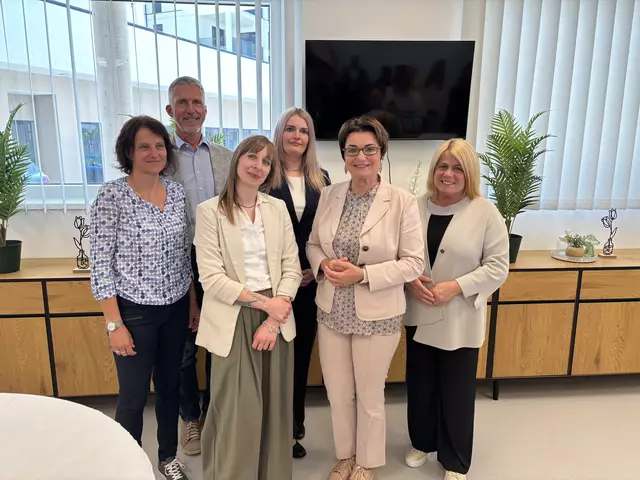 Angehörige Marion Wagner, autArK-Geschäftsführer Andreas Jesse, Tagesstätten-Leiterin Bianca Schmölzer, Kerstin Tributsch (autArK), Beate Prettner und Gerda Sandriesser.  | Foto: MeinBezirk.at