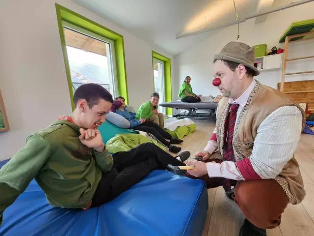 Der Clown erfreute Kinder bei Schritt für Schritt. | Foto: Clown Care
