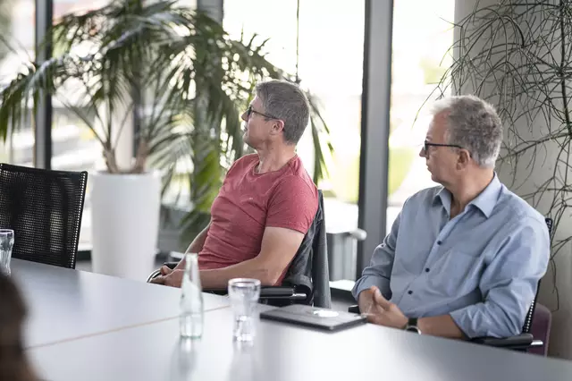 Ewald Siegl und Martin Stössl lauschten den Ausführungen von Umweltmediziner Hans-Peter Hutter.  | Foto: Christian Zemasch