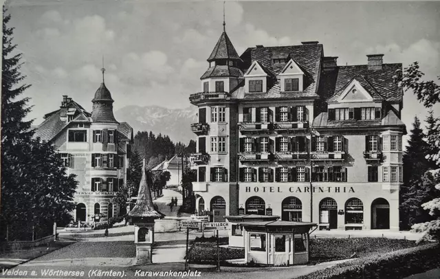 Der Karawankenplatz in Velden: Rechts das Hotel Carinthia des Baumeisters Anton Bulfon, links das Kurcaffé von Lukas Schranz, heute das Gemeindeamt Velden. | Foto: Archiv der Marktgemeinde Velden a. W.