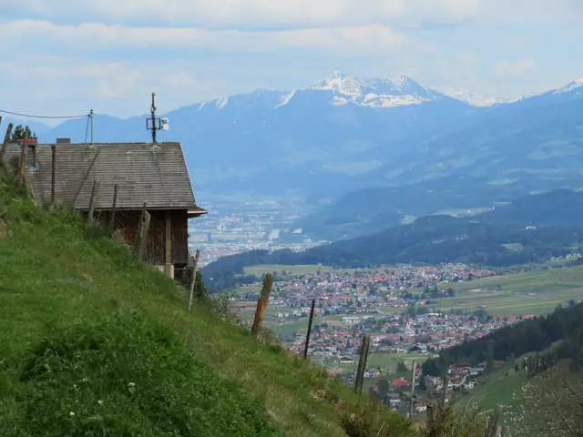Hat man erst einmal die Häuser vom Weiler St.Quirin erreicht, reicht der Blick bis zum Kellerjoch am Horizont | Foto:  Petra Happacher
