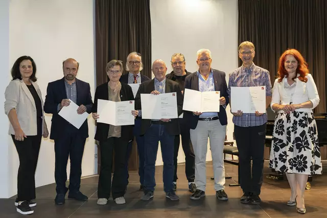 Ein Leben im Dienst der Musik: Sieben Pädagoginnen und Pädagogen wurden für ihren langjährigen Verdienst geehrt und in den Ruhestand verabschiedet. | Foto: Land Tirol/Die Fotografen