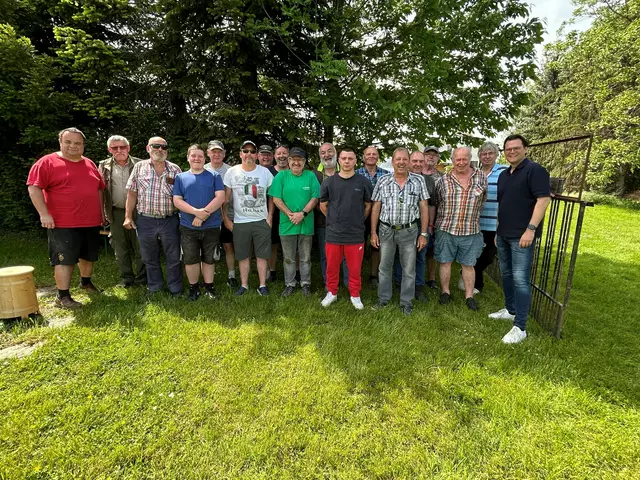 Bürgermeister Bernhard Heinl (1.v.r.) gratuliert der Teichgemeinschaft Atzelsdorf und den erfolgreichen Anglern | Foto: Marktgemeinde Michelhausen