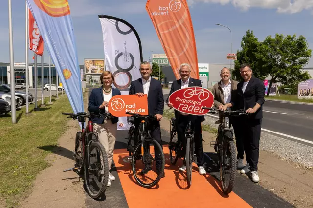 Christine Zopf-Renner (Leiterin der Mobilitätszentrale Burgenland), Verkehrslandesrat Heinrich Dorner, Bürgermeister Thomas Steiner (Eisenstadt), Baudirektor Wolfgang Heckenast und Werner Fleischhacker (Abteilung Bauen und Straße, Eisenstadt) bei der Eröffnung des Radweges.
 | Foto: Landesmedienservice Burgenland