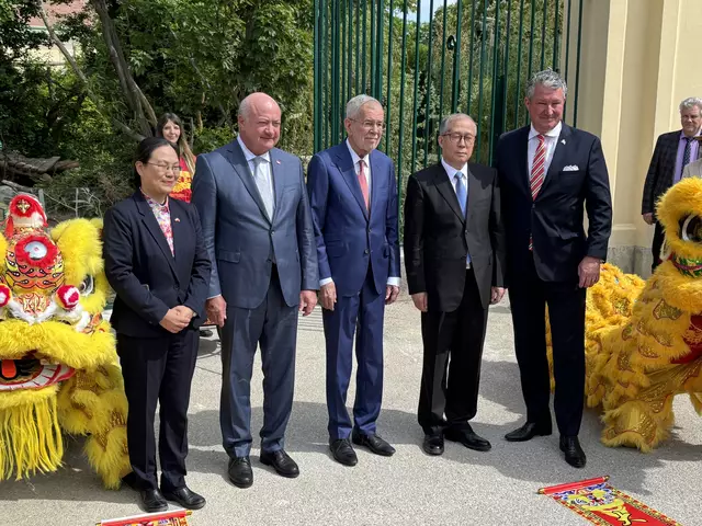 Botschafterin Qi Mei, Bundeskanzler Stocker, Bundespräsident Van der Bellen, Vizepräsident des Nationalen Volkskongresses Li Hongzhong und Tiergartendirektor Hering-Hagenbeck (v.l.). | Foto: Barbara Schuster/MeinBezirk