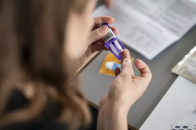 Alles, was es für den PFAS-Test braucht, sind ein paar Tropfen Blut. Das Testergebnis liefert Aufschluss darüber, wie hoch die Konzentration bestimmter Verbindungen im Blut ist.  | Foto: Christian Zemasch