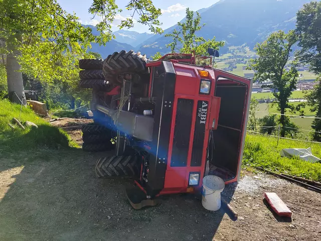 Unfall bei Heuarbeiten in Hart: Der Schlepper kippte daraufhin auf die linke Seite, wodurch der junge Mann mit dem linken Fuß unter der Führerkabine eingeklemmt wurde.
 | Foto: zoom.tirol
