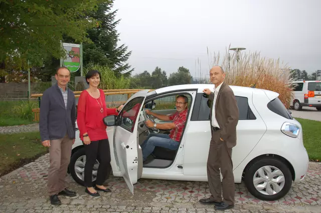 Autoübergabe am Standort Hinzenbach 2016: Herbert Pölzlberger, Obfrau Susanne Kreinecker, Amtsleiter Max Kaltseis und Bürgermeister Wolfgang Kreinecker. | Foto: Energiegenossenschaft Region Eferding eGen