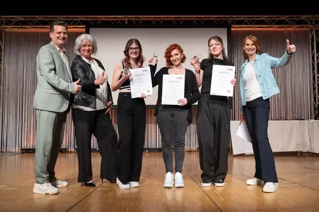 Landesinnungsmeister Alexander Geisbauer, Berufsschuldirektorin Edith Eisner, Lisa Hintermaier (2. Platz), Lisa Ginzinger (1. Platz), Norah Ronja Wolkerstorfer (3. Platz) und Landesinnungsgeschäftsführerin Sabine Tobisch | Foto: Röbl
