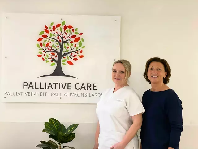 Brigitte Stöcher, Stationsleitung 6AB, und Eva Gerdsmann, Klinikum-Bereichsleitung im PEK Kirchdorf (von links) | Foto: OÖG