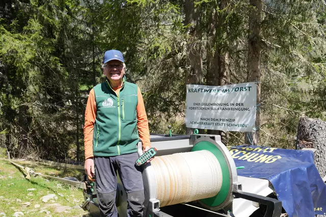 Hannes Ladstätter hat mit dem "Kraftwerk im Forst" die weltweit erste rein batterie-elektrisch betriebene forstliche Seilkrananlage entwickelt, die sowohl emissionsfrei als auch komplett unabhängig von fossilen Energieträgern arbeitet. | Foto: MeinBezirk Tirol