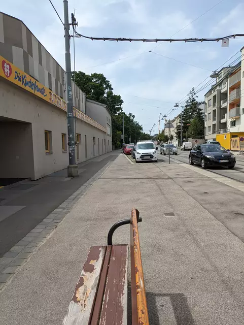 Eine abgenutzte Sitzbank und sonst alles grau in grau. Lesereporterin Maria Kohoutek bekritelt den "Vorplatz" bei der Linzer Straße.  | Foto: Maria Kohoutek