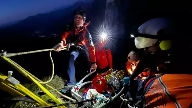 Laut dem Bericht der Bergrettung war der junge Mann so schwer verletzt, dass das ARA-Rettungshubschrauberteam aus Kärnten alarmiert werden musste. Einen terrestrischen Abtransport hätte der Mann nicht überlebt. | Foto: Bergrettung Annaberg