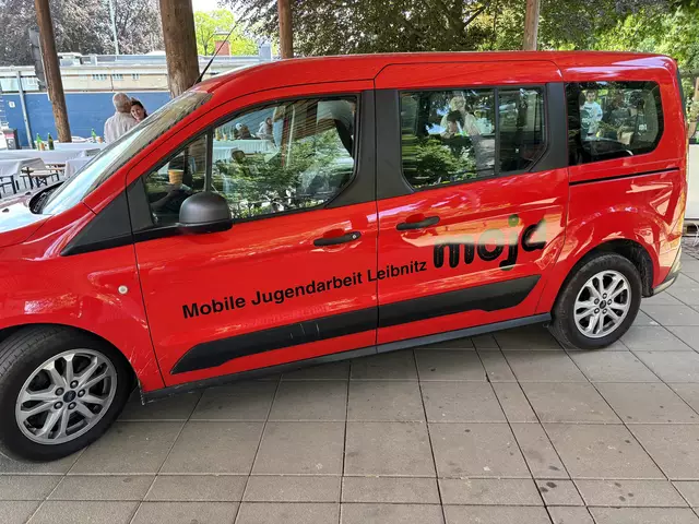 Das Fahrzeug der Mobilen Jugendhilfe ist künftig unterwegs, um direkten Kontakt mit den Jugendlichen zu gewährleisten. | Foto: Neumayer